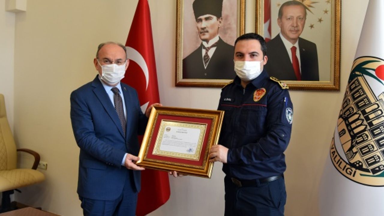 İzmir depreminde görev alan itfaiye personeline başarı belgesi verildi  