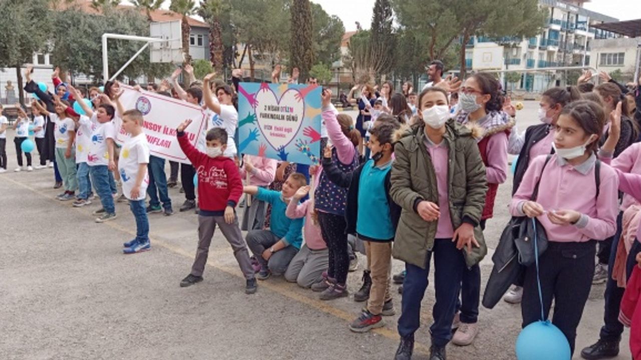 Alaşehir'de Dünya Otizm Günü kutlandı   