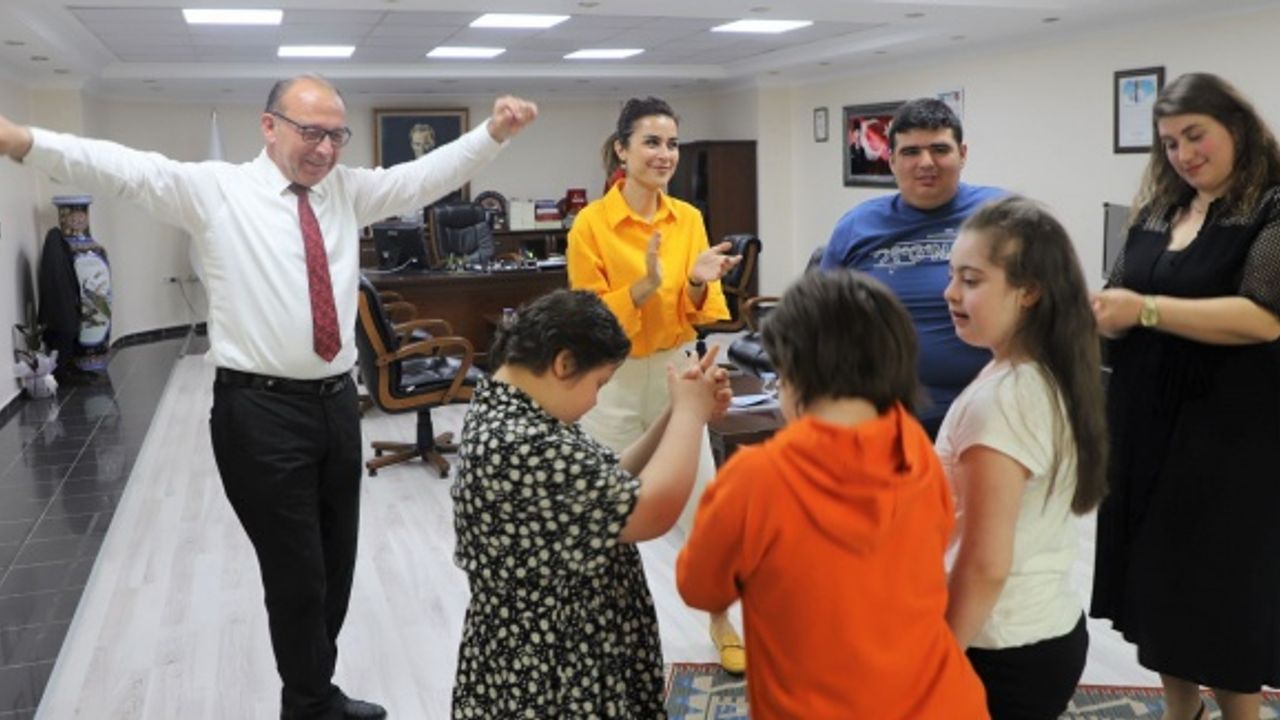 Turgutlu Belediye Başkanı Çetin Akın, özel çocuklarla dans etti   