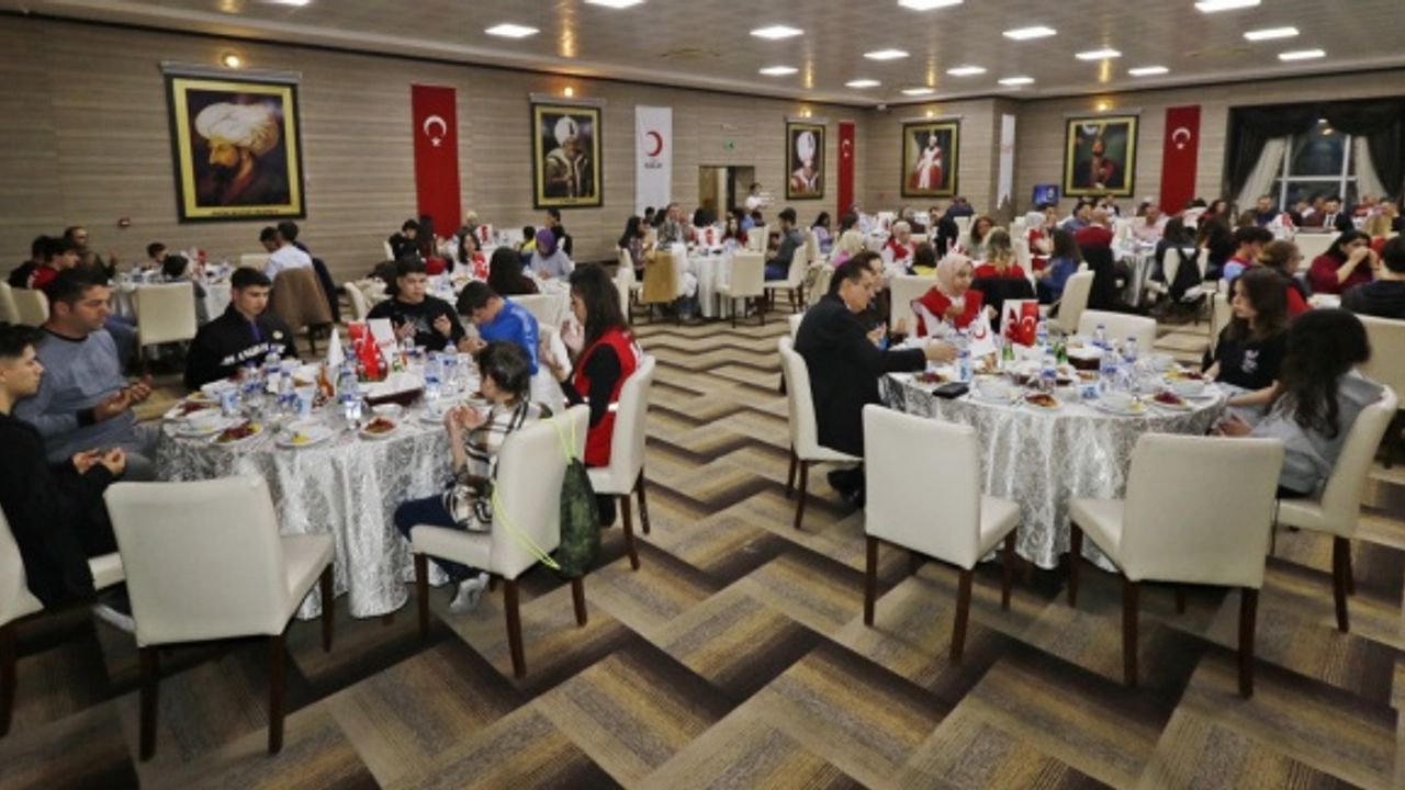 Türk Kızılay Manisa Şubesinden Yetimler Günü etkinliği   