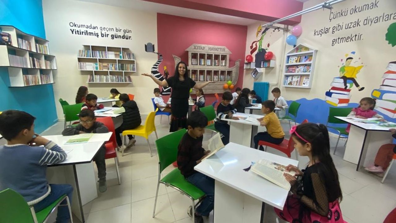 Manisalı öğretmen 7 yılda okullara 14 kütüphane kazandırdı