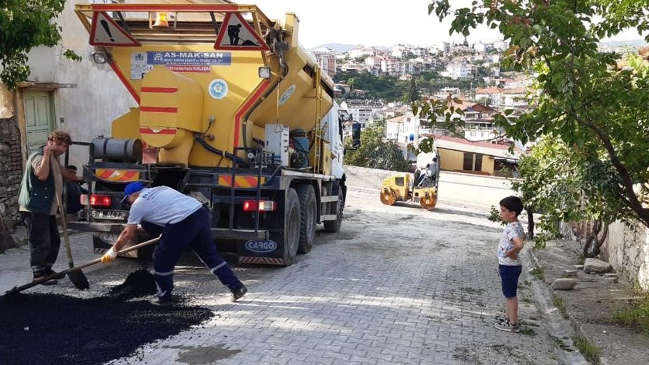 Demirci’deki selin izleri büyükşehir belediyesi tarafından siliniyor