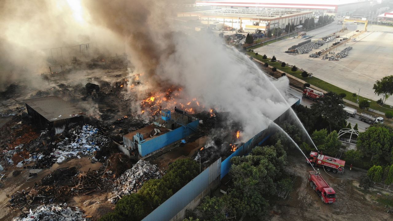 Manisa'daki fabrika yangını 16 saattir devam ediyor