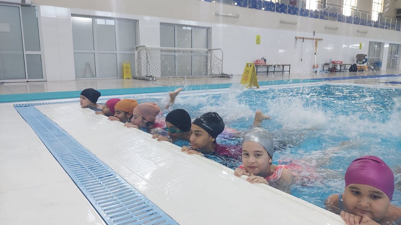 Şehzadeler Belediyesinden çocuklara yüzme kursu