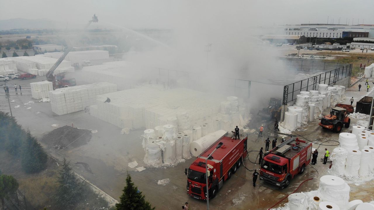 Manisa OSB'deki kağıt fabrikasında çıkan yangın kontrol altında
