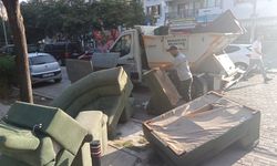 Şehzadelerde konteyner kenarına terk edilen atıklar toplanıyor