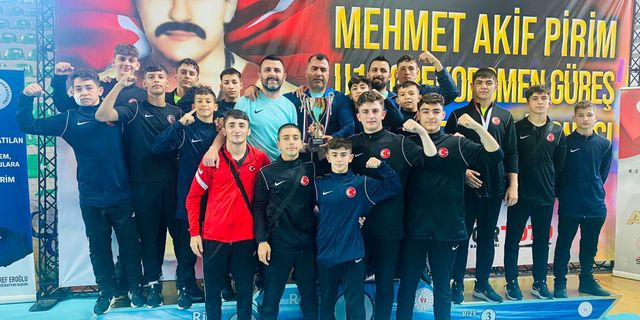 Manisa Güreş Eğitim Merkezi, Rize’de Türkiye şampiyonu oldu