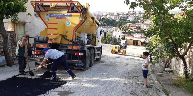 Demirci’deki selin izleri büyükşehir belediyesi tarafından siliniyor