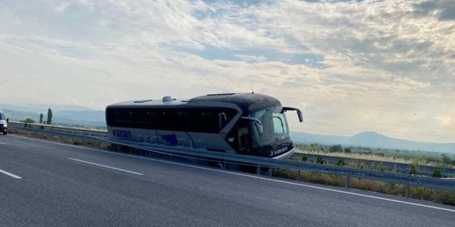 Manisa'da yolcu otobüsü bariyerlere girdi: 1 ölü