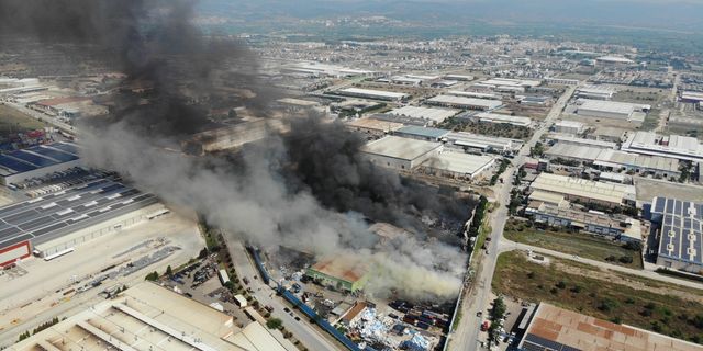 Manisa'daki fabrika yangını 19 saat sonra kontrol altına alındı