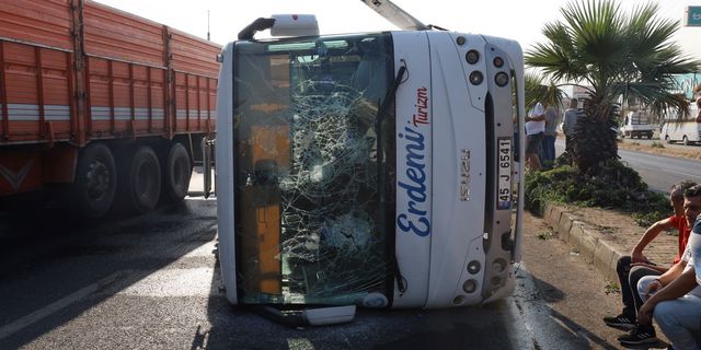 Turgutlu'da işçi servisi devrildi: 20 işçi yaralandı