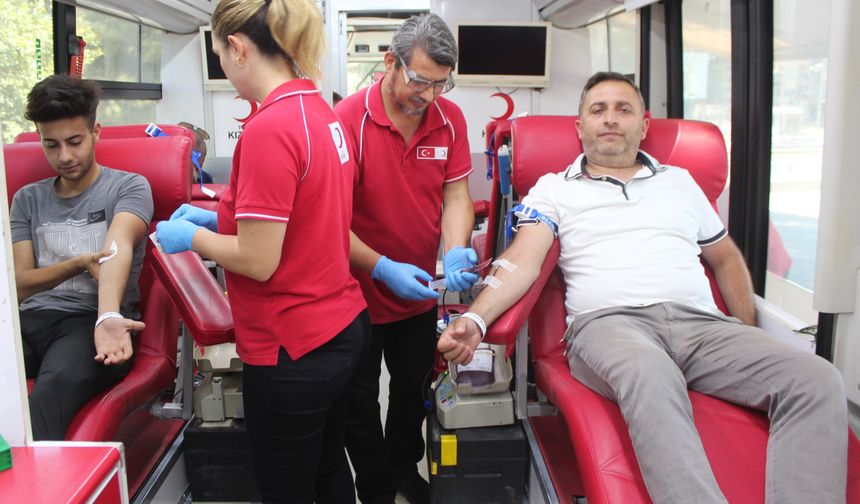 Vatandaşlar hayat kurtarmak için kan verdi