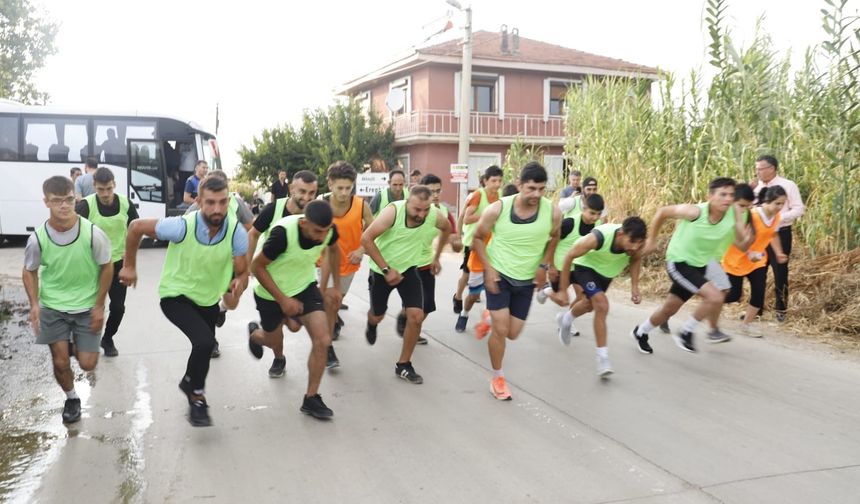Bağda çalışıp üzüm için koştular