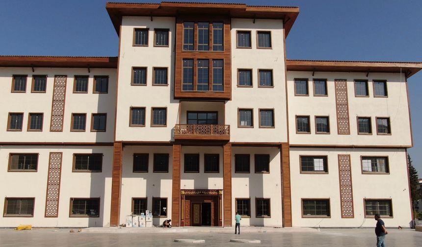 Yunusemre Belediyesi kendi binasına taşındı